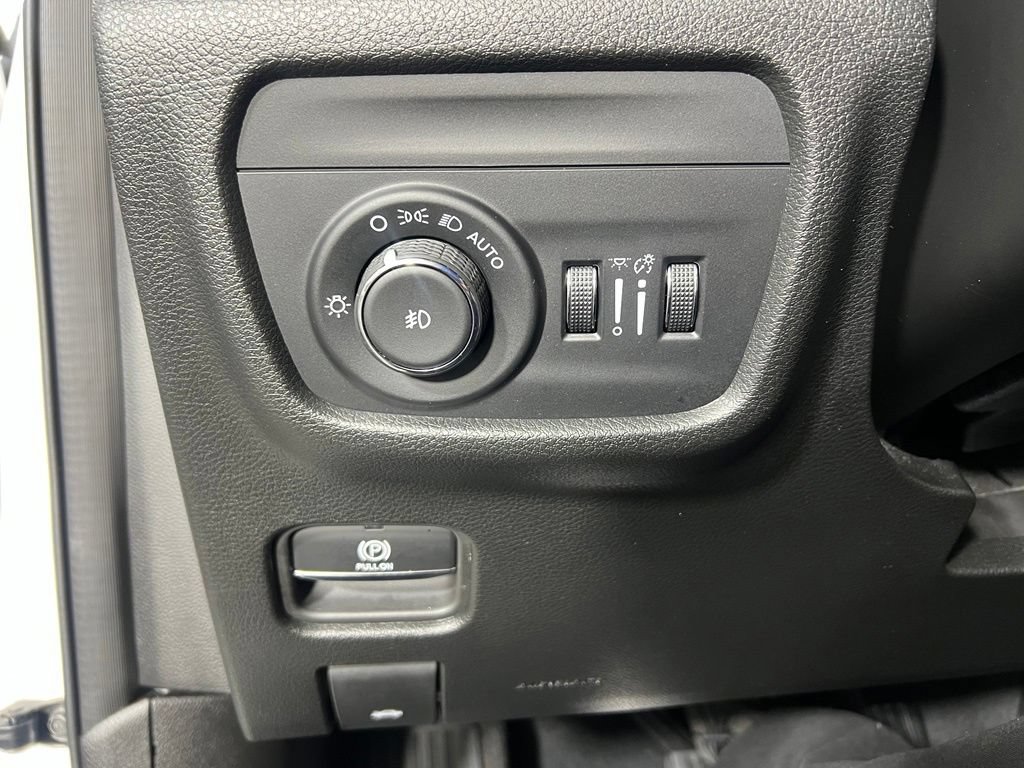 Used 2024 Jeep Grand Cherokee Limited w/ Black Appearance Package AWD/4WD image 30
