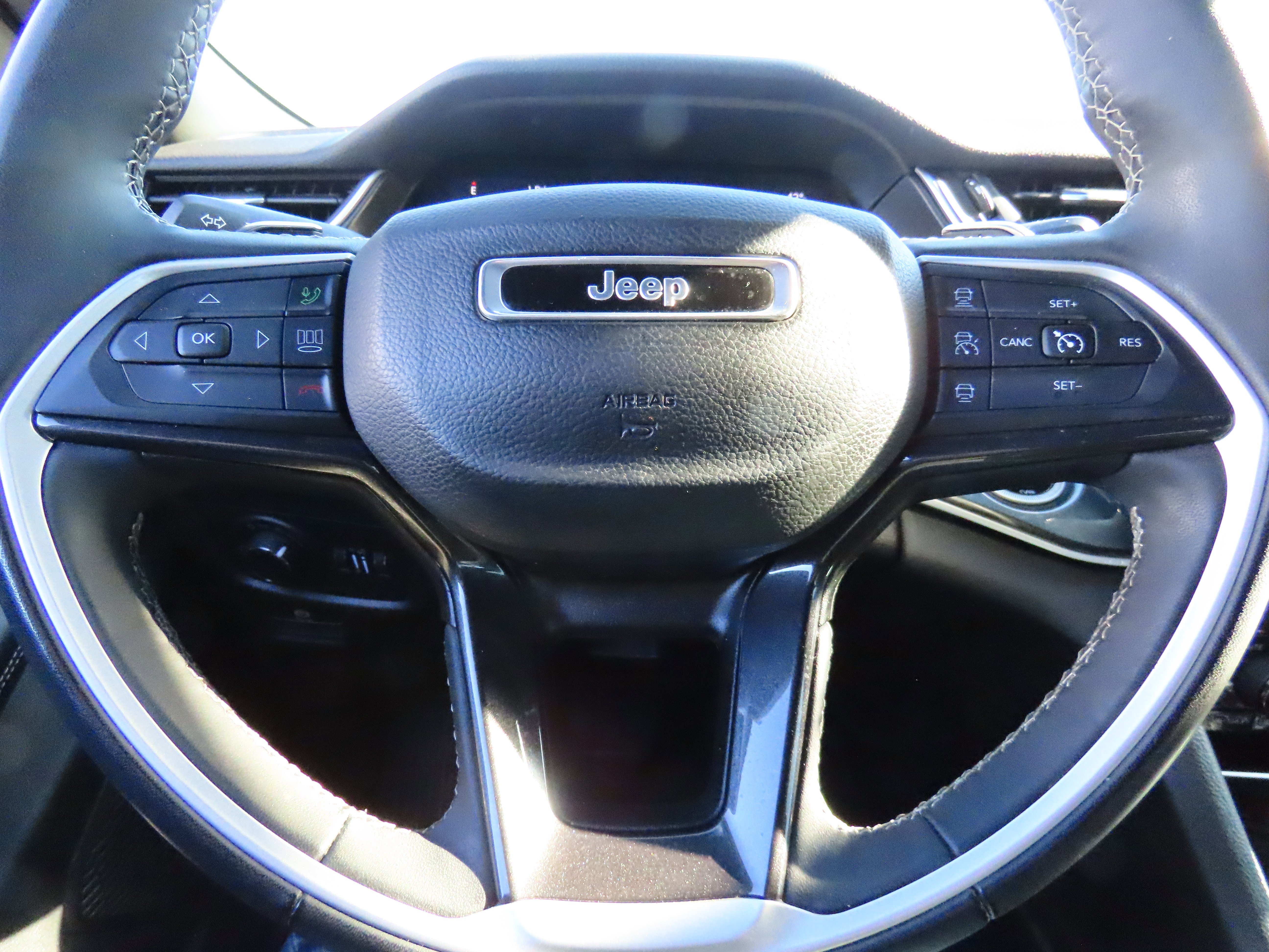 Used 2023 Jeep Grand Cherokee L Laredo image 32