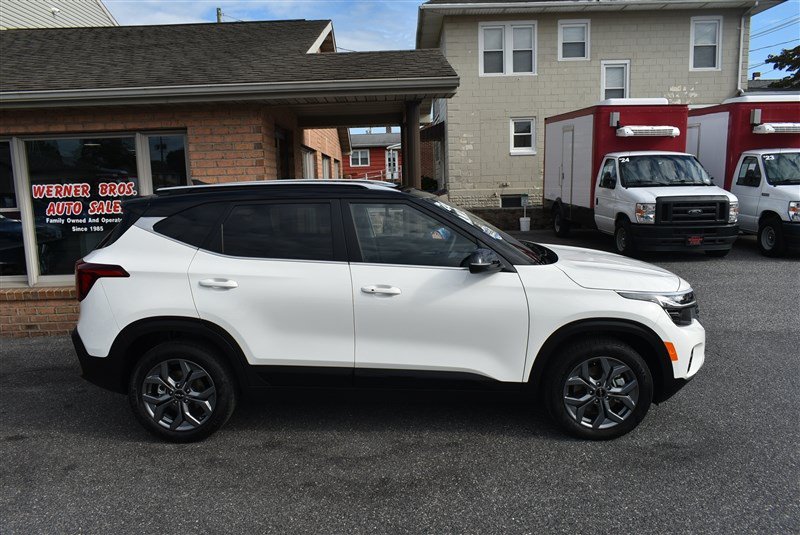Used 2024 Kia Seltos S AWD/4WD image 2