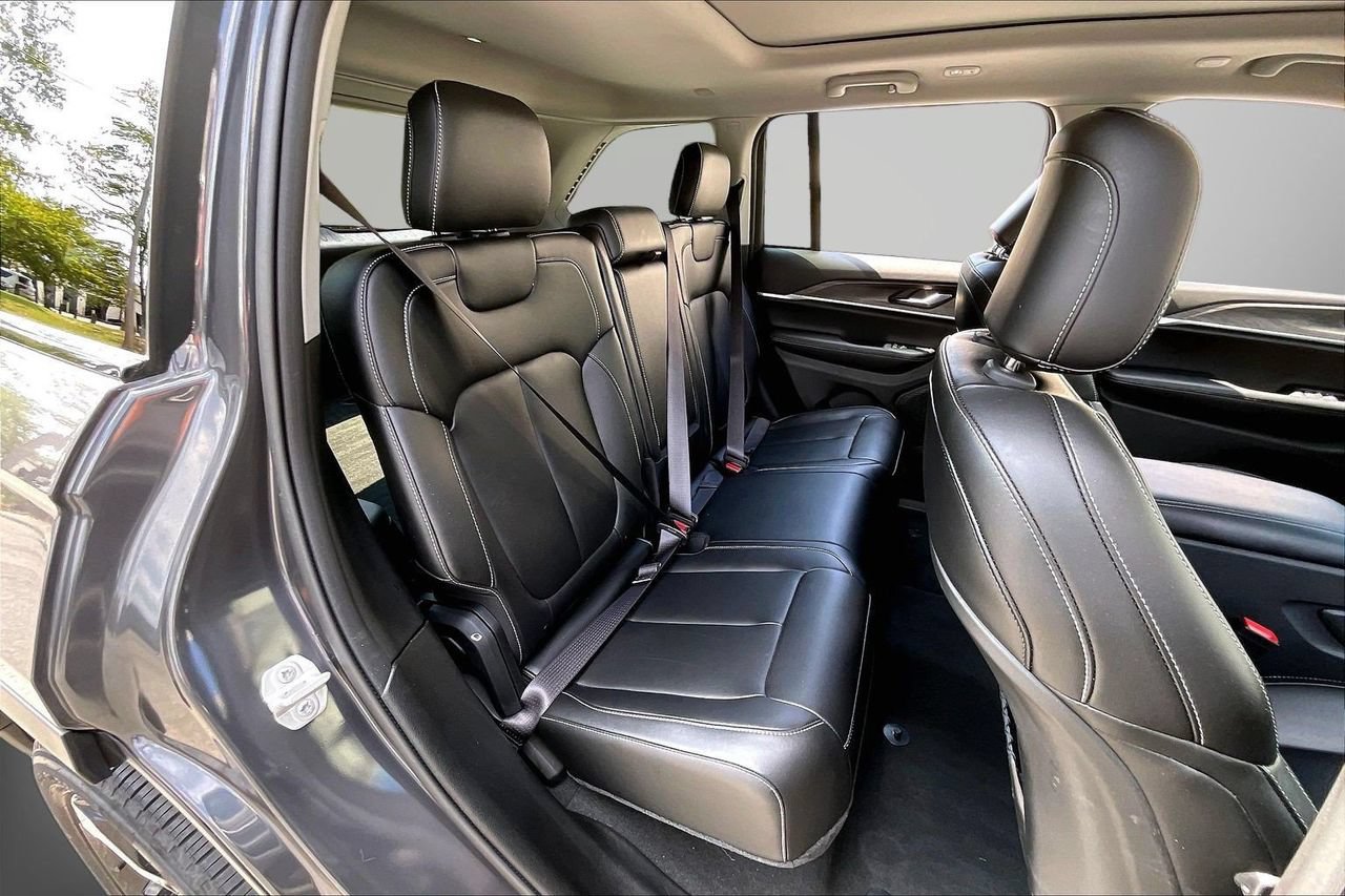 Certified 2023 Jeep Grand Cherokee Limited w/ Black Appearance Package AWD/4WD image 25