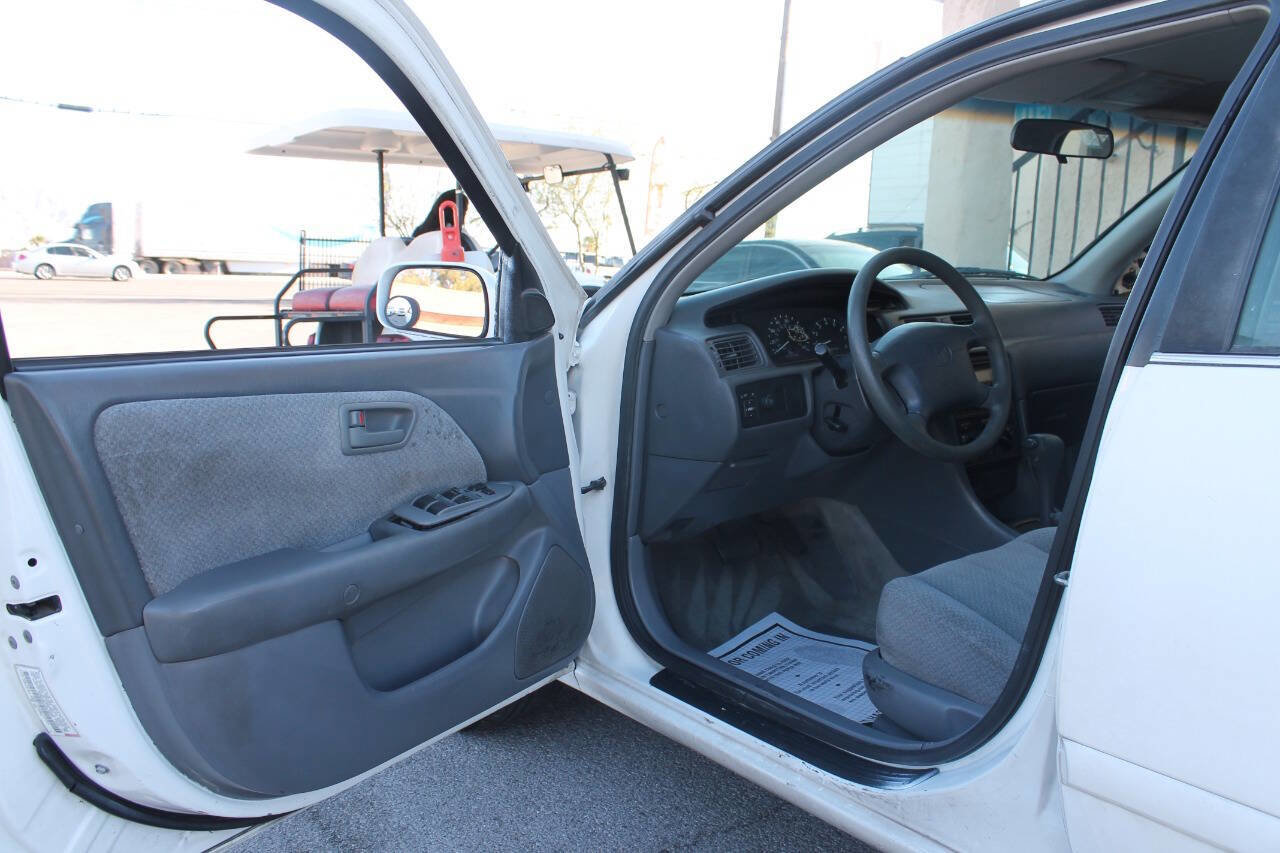 Used 2001 Toyota Camry LE FWD image 19