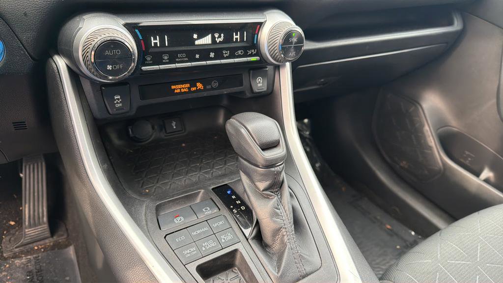 Used 2022 Toyota RAV4 XLE image 25