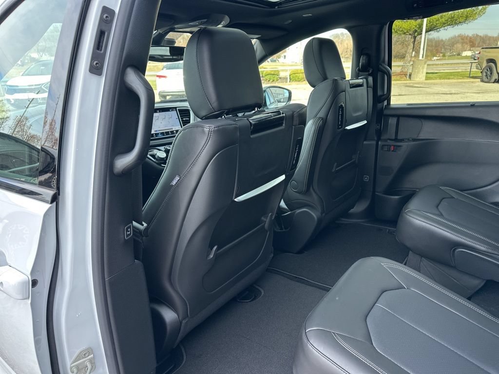 New 2026 Chrysler Pacifica Select AWD/4WD image 46