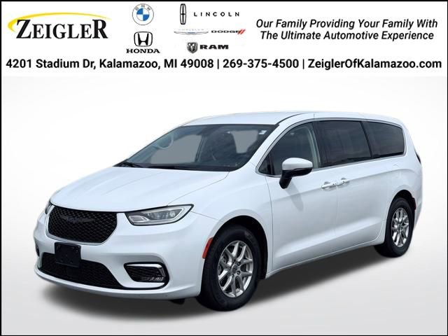 Used 2023 Chrysler Pacifica Touring-L FWD image 1