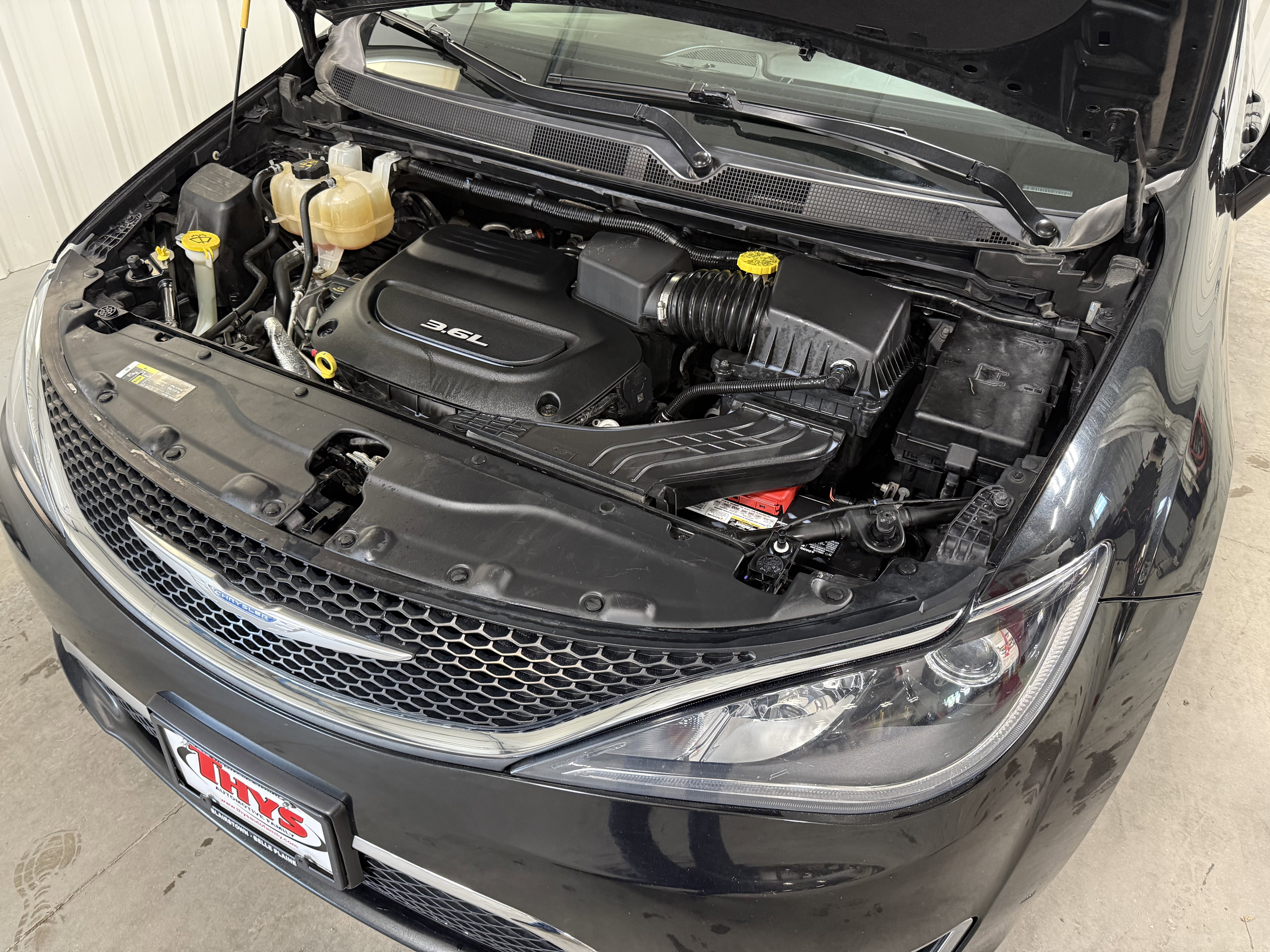 Used 2018 Chrysler Pacifica Touring-L FWD image 16