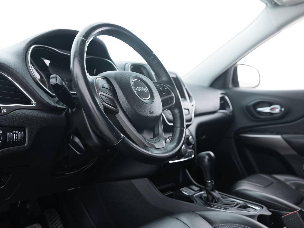 Used 2019 Jeep Cherokee Latitude Plus w/ Cold Weather Group FWD image 25