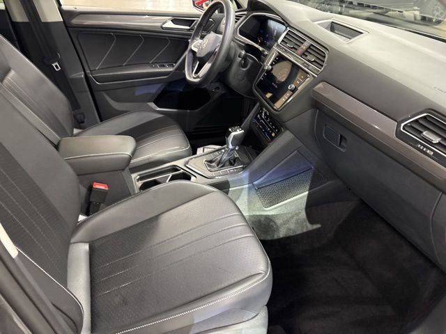 Used 2024 Volkswagen Tiguan SE w/ Panoramic Sunroof Package FWD image 9