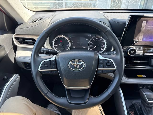 Used 2023 Toyota Highlander XLE AWD/4WD image 14