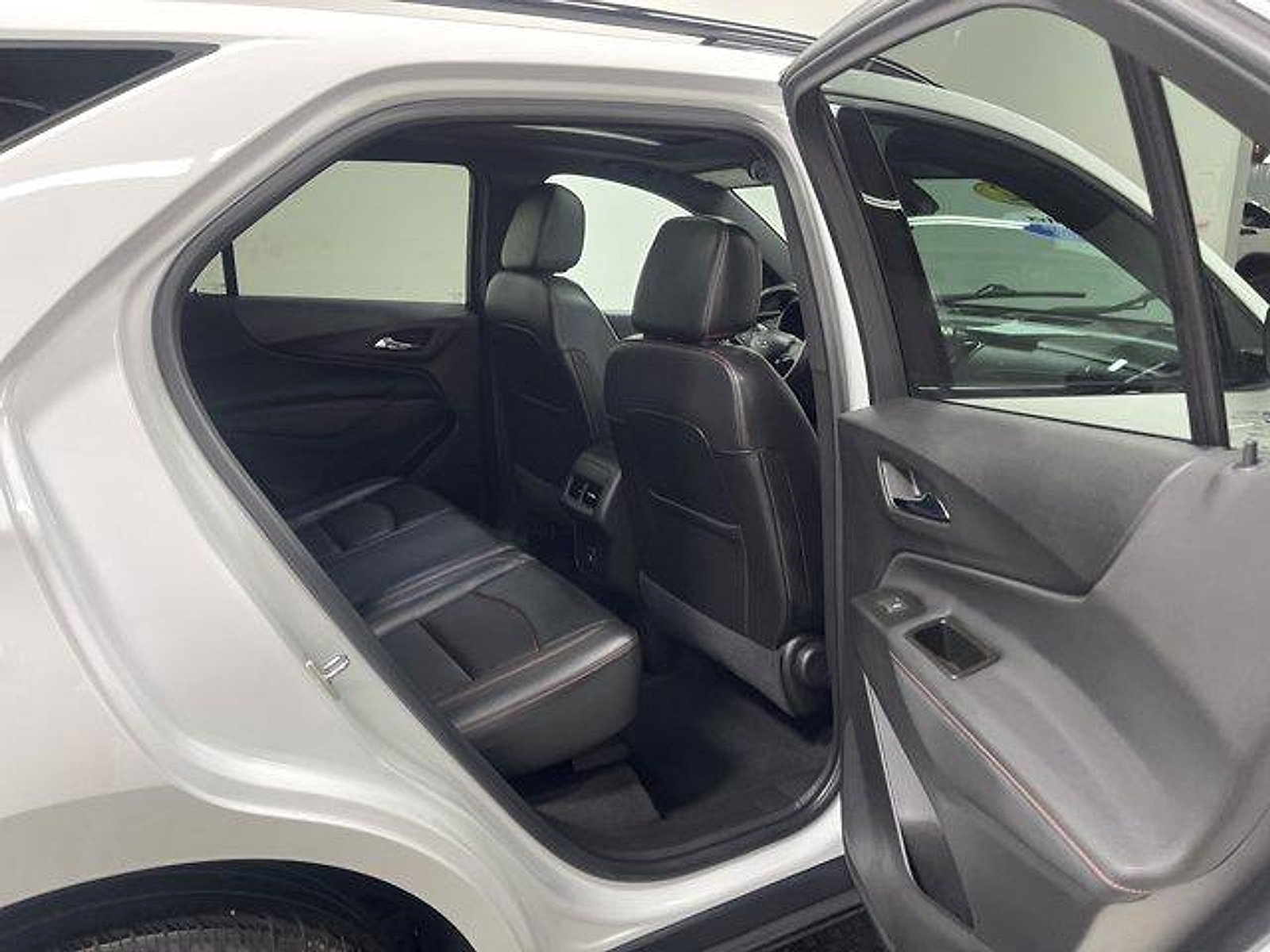 Used 2022 Chevrolet Equinox RS w/ RS Leather Package FWD image 15