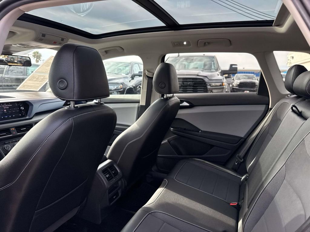 Used 2022 Volkswagen Taos SE w/ Panoramic Sunroof Package FWD image 10