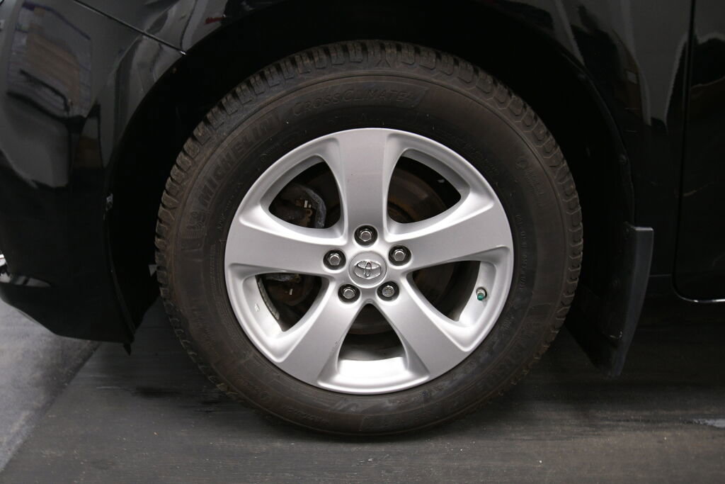 Used 2015 Toyota Sienna LE image 30