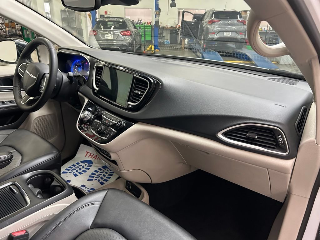 Used 2024 Chrysler Pacifica Touring-L FWD image 16