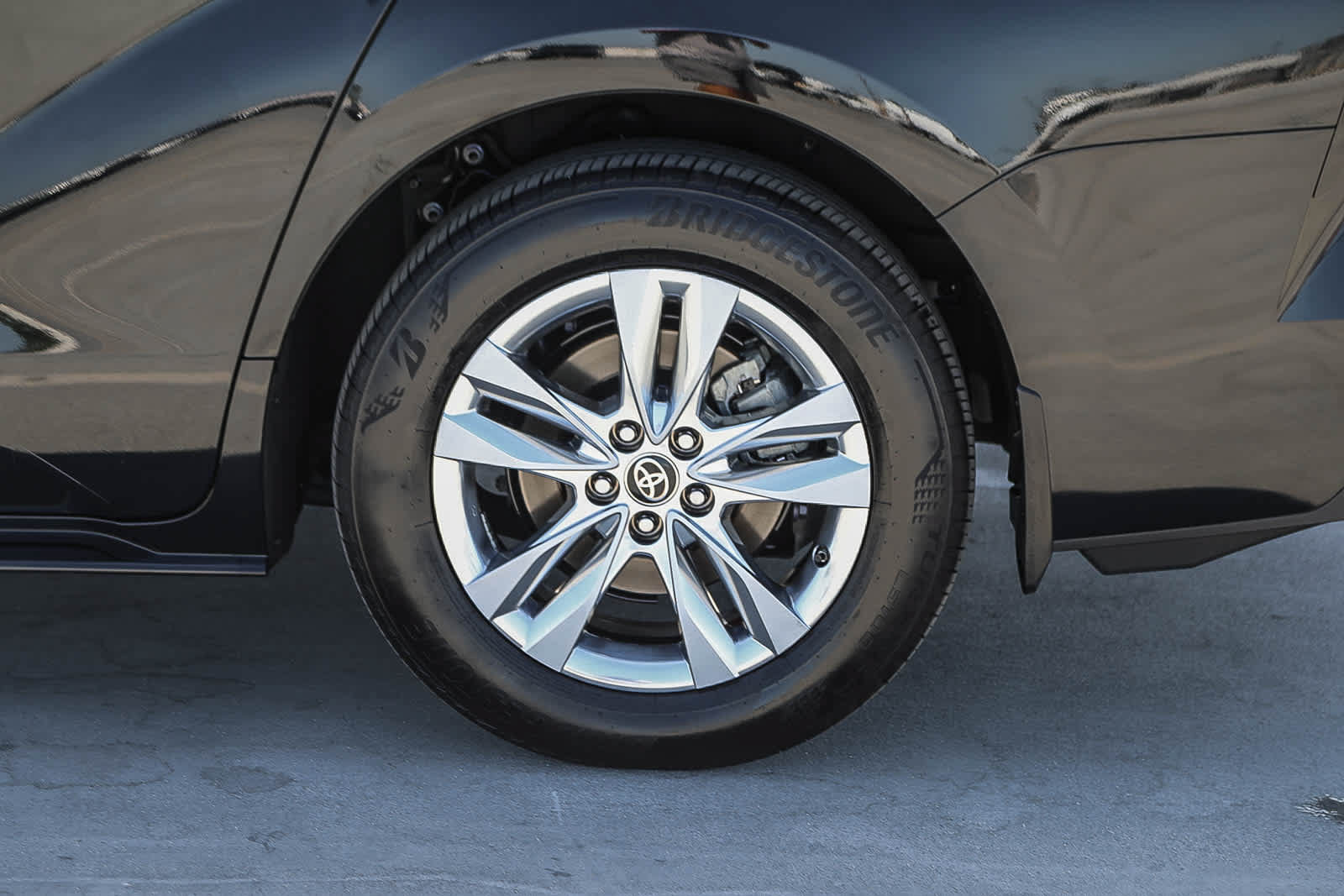 Used 2025 Toyota Sienna XLE w/ XLE Plus Package AWD/4WD image 11
