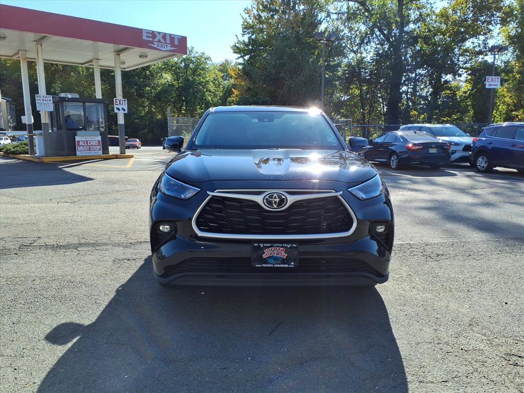 Certified 2024 Toyota Highlander LE AWD/4WD image 2