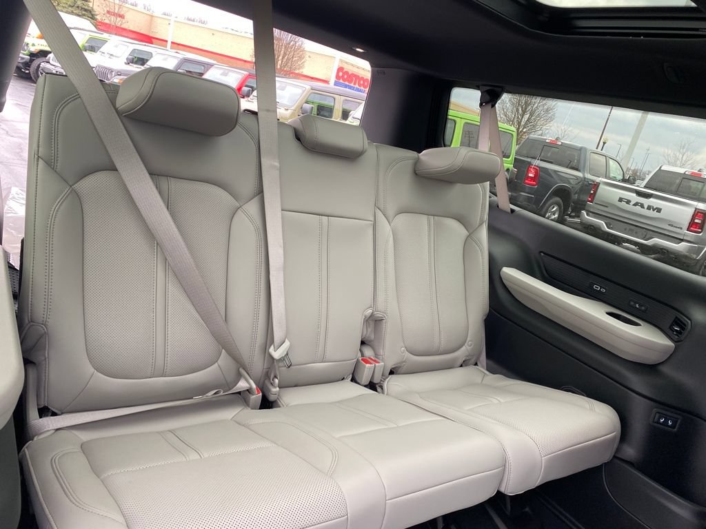 New 2026 Jeep Grand Wagoneer L 4WD w/ Premium Group I image 28