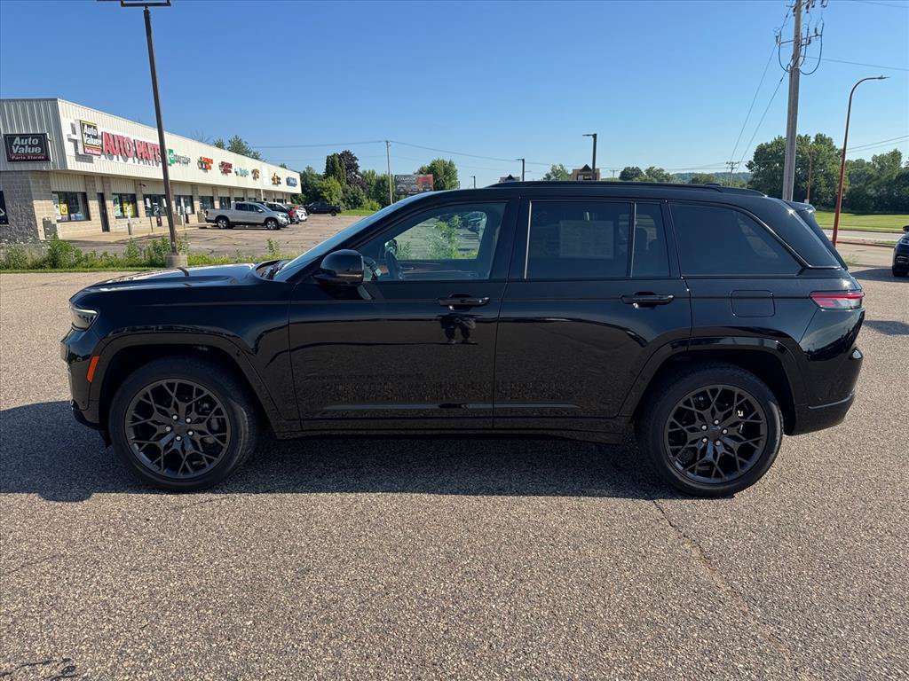 Used 2025 Jeep Grand Cherokee Summit AWD/4WD image 2