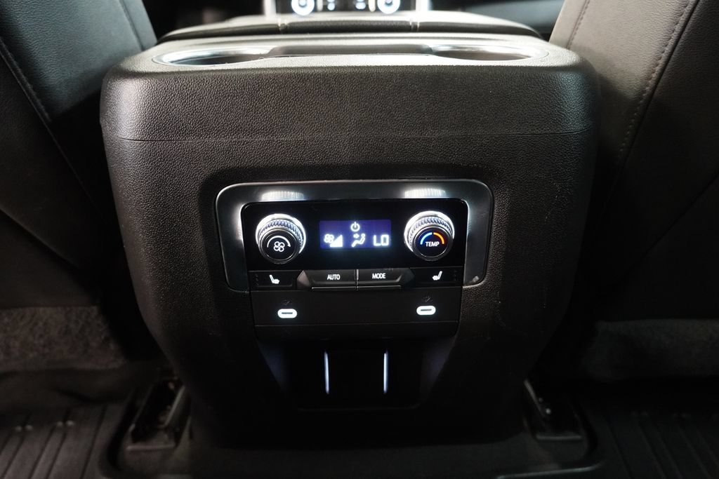 Certified 2022 GMC Yukon SLT w/ SLT Premium Package AWD/4WD image 35
