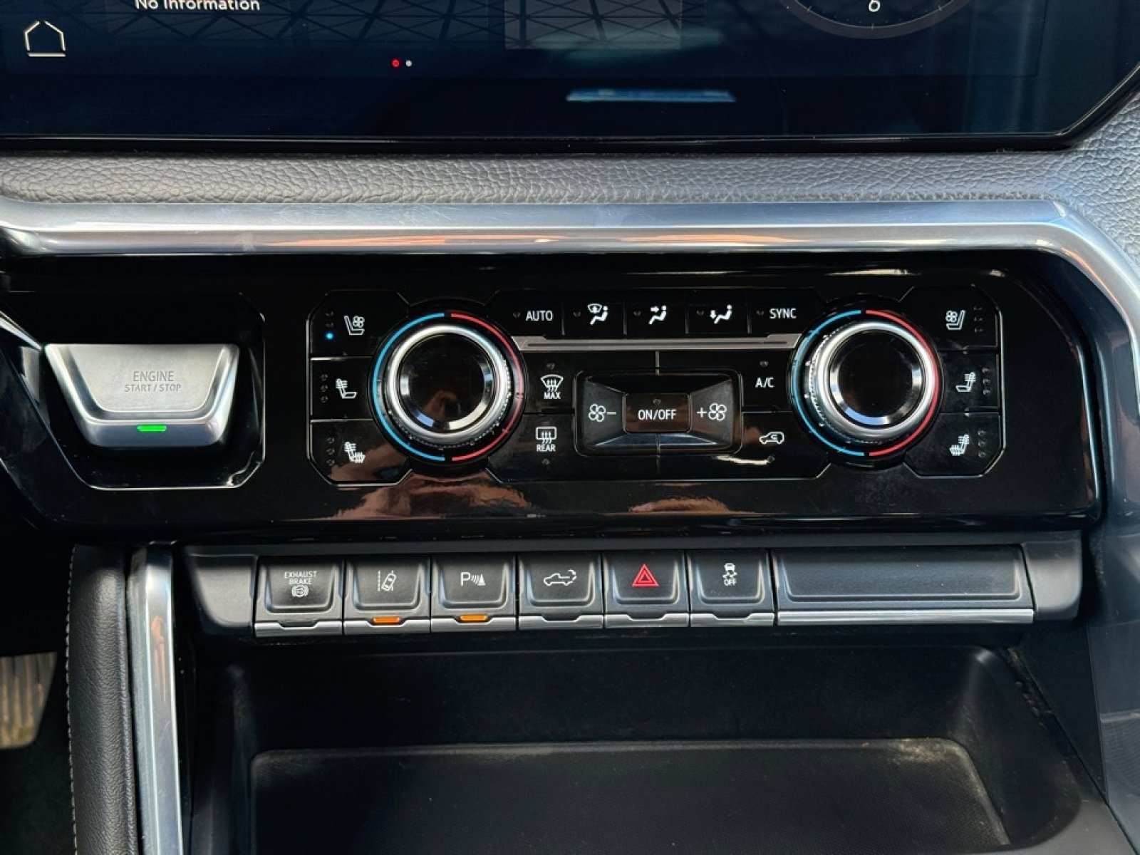 Used 2024 GMC Sierra 3500 Denali w/ Technology Package image 30