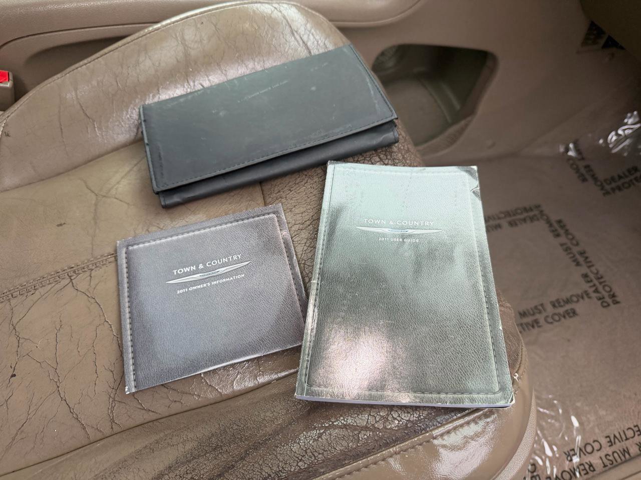 Used 2011 Chrysler Town & Country Limited image 27