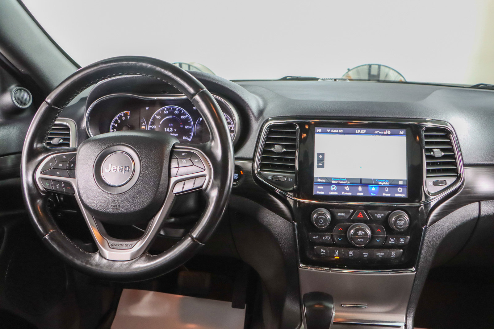 Used 2020 Jeep Grand Cherokee Altitude image 17