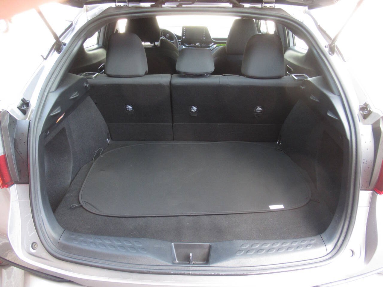 Used 2019 Toyota C-HR LE FWD image 11