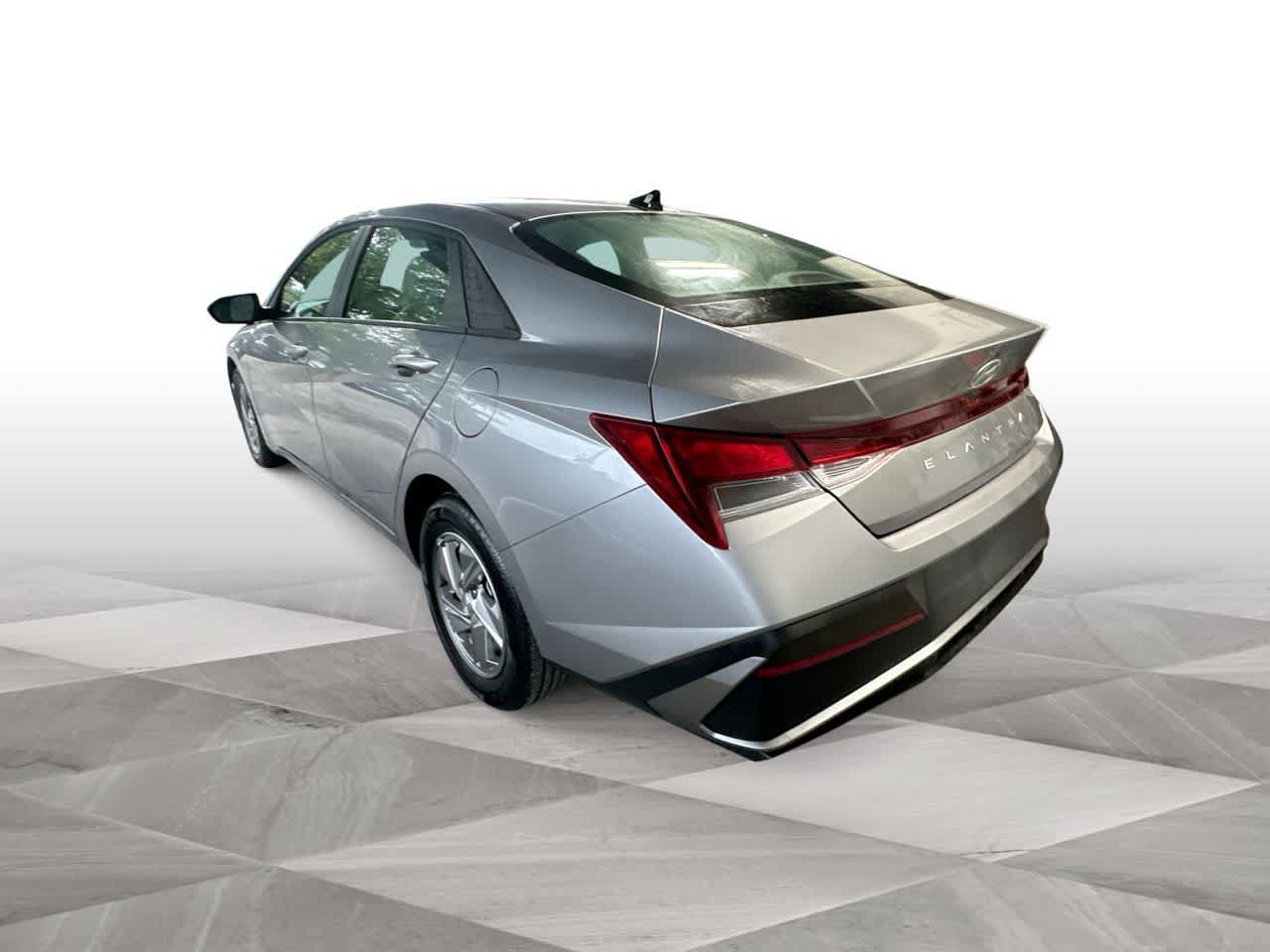 Used 2026 Hyundai Elantra SE FWD image 6