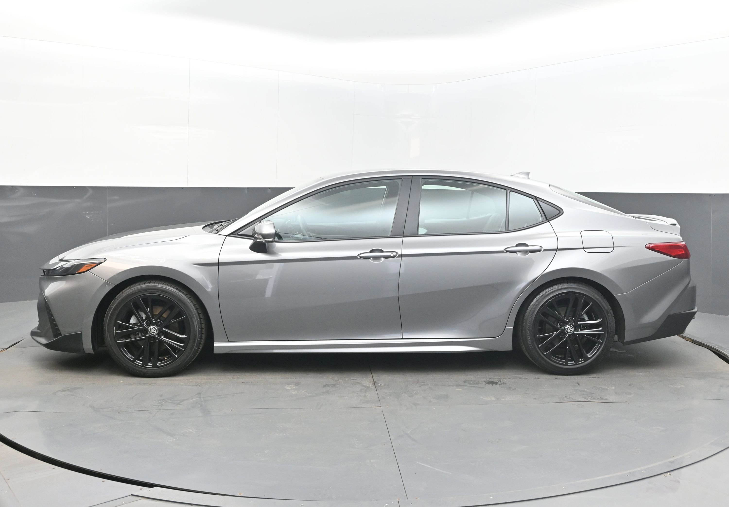 Used 2025 Toyota Camry SE FWD image 7