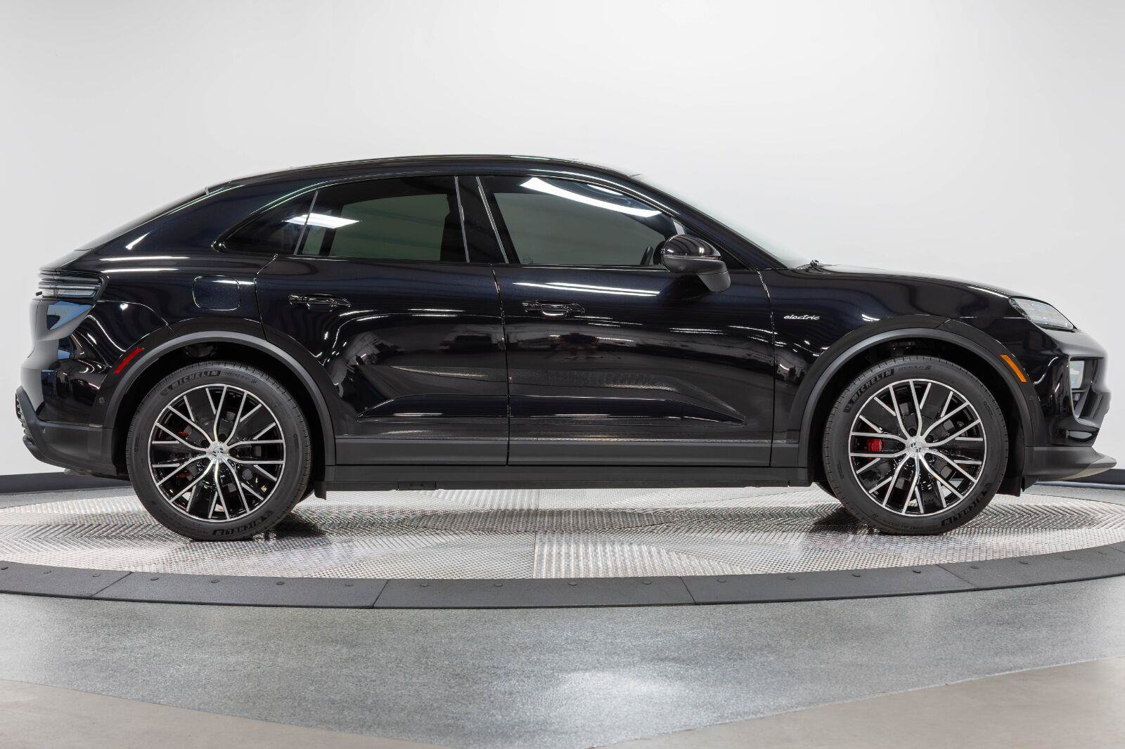 Used 2025 Porsche Macan 4S Electric AWD/4WD image 19