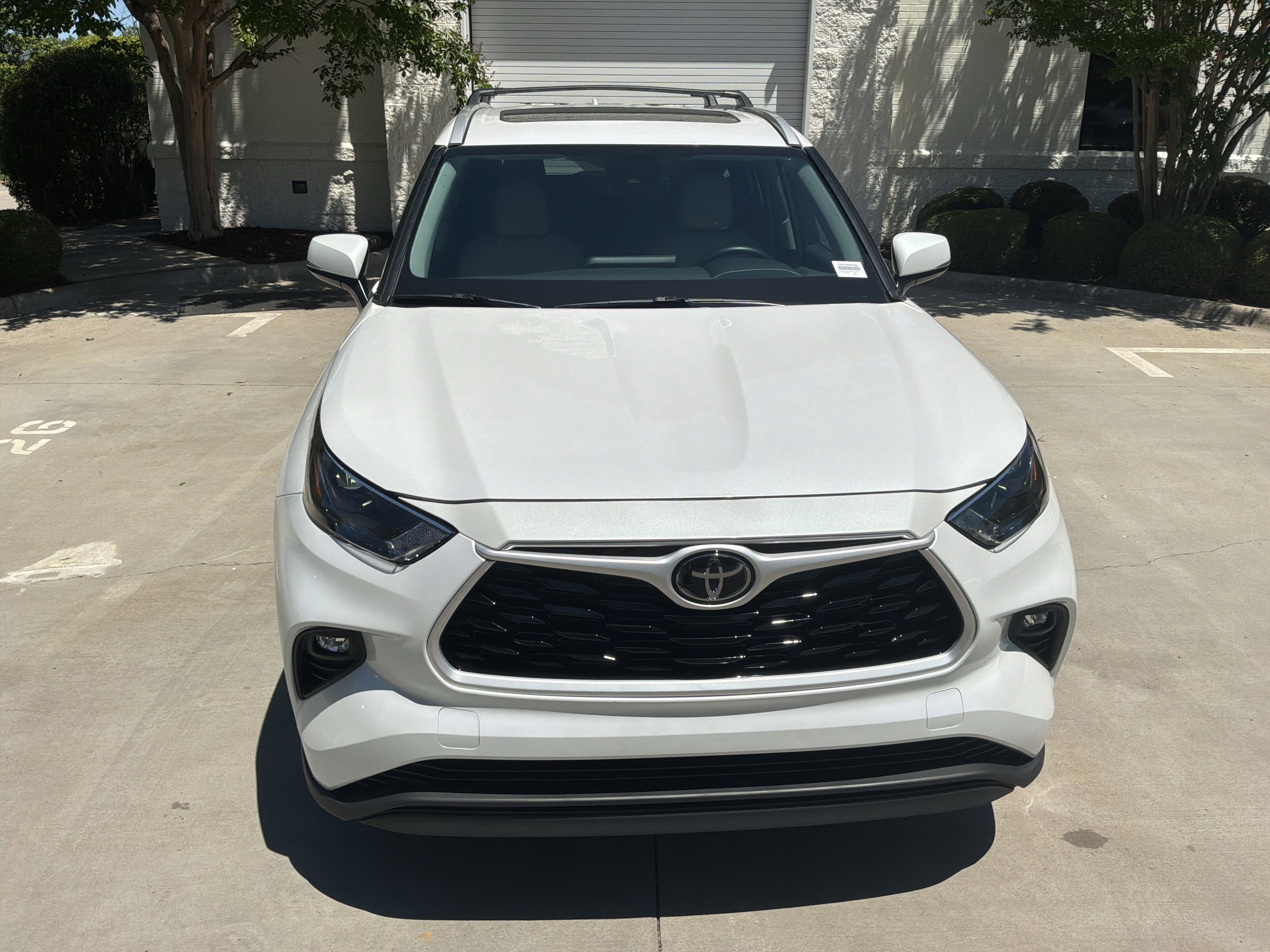 Used 2024 Toyota Highlander XLE FWD image 3