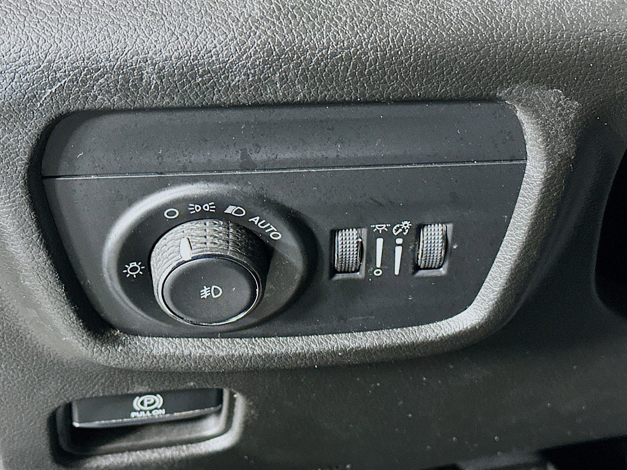 Used 2023 Jeep Grand Cherokee L Limited w/ Luxury Tech Group II image 17