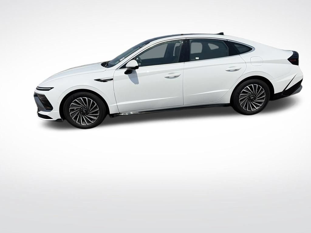 Used 2025 Hyundai Sonata Limited FWD image 2