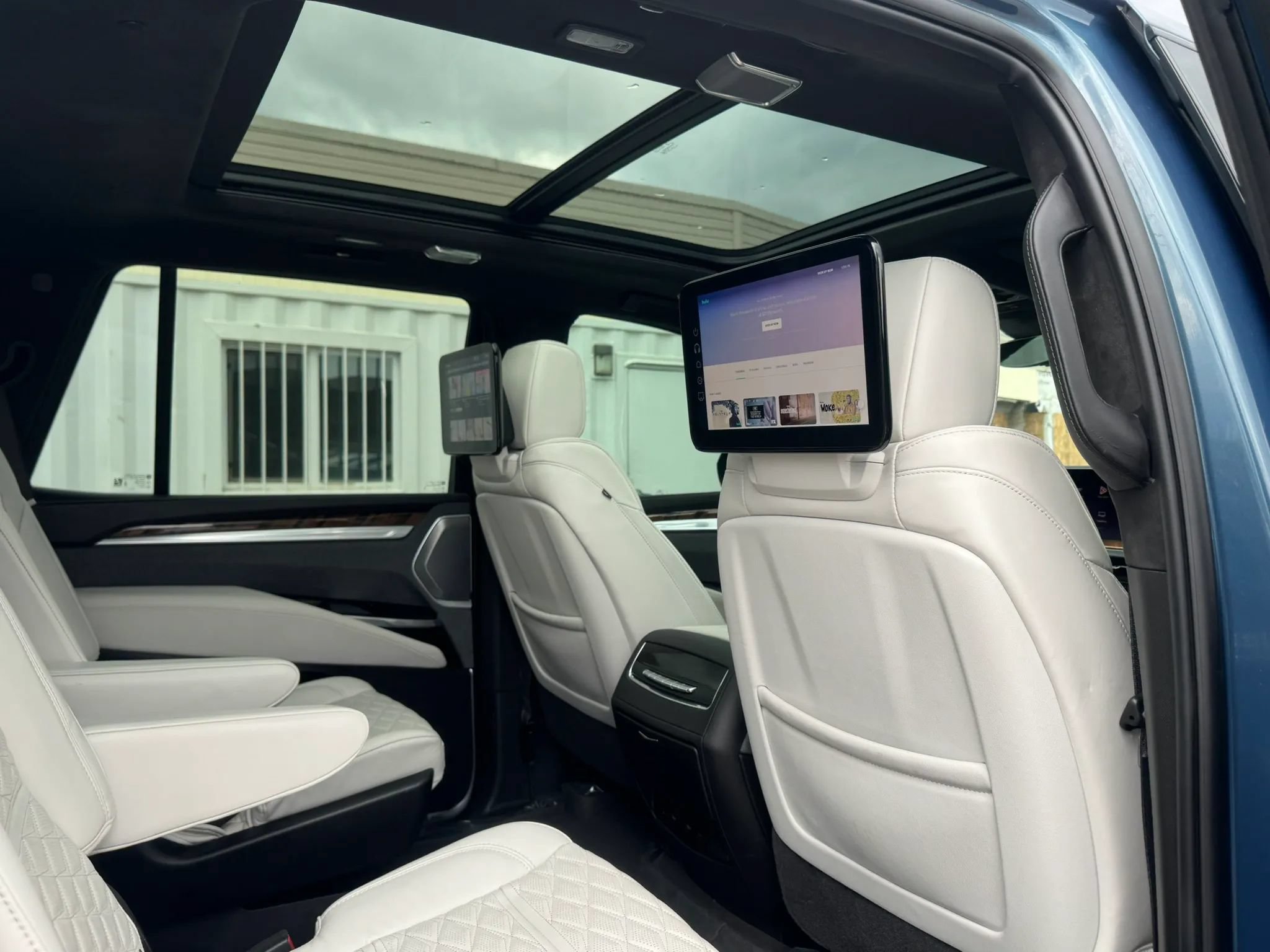 Used 2025 Cadillac Escalade Sport Platinum w/ LPO, Floor Liner Package AWD/4WD image 32