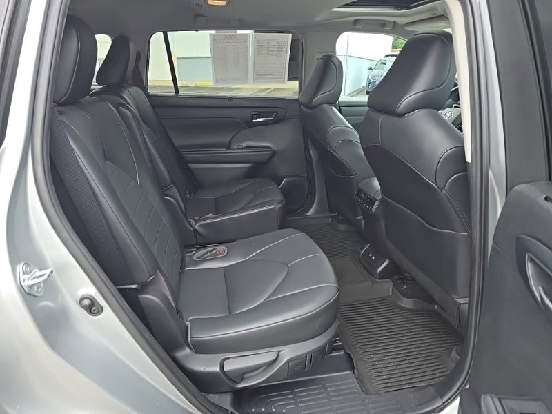 Used 2021 Toyota Highlander XLE AWD/4WD image 34