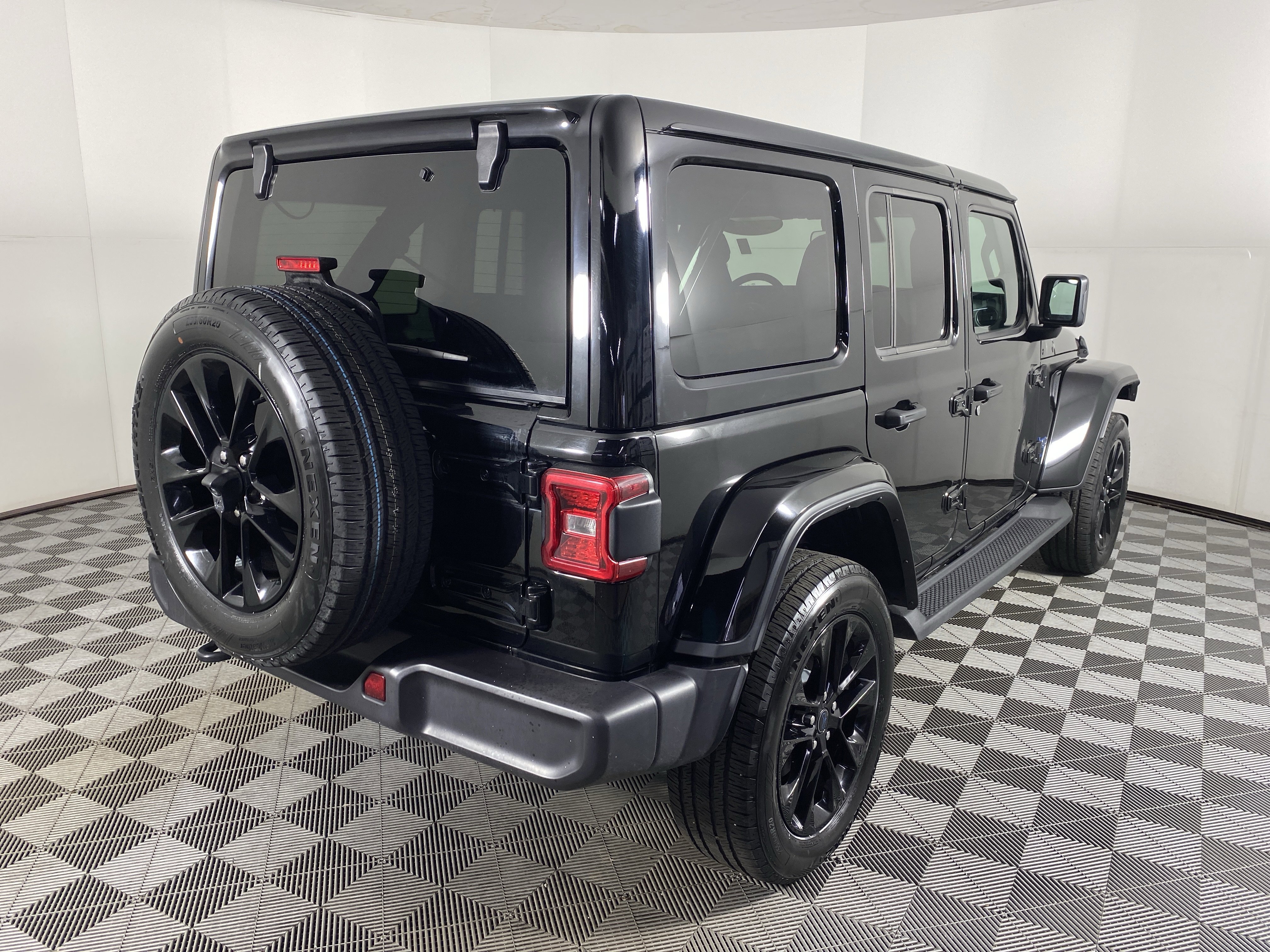 Used 2025 Jeep Wrangler Sahara AWD/4WD image 7