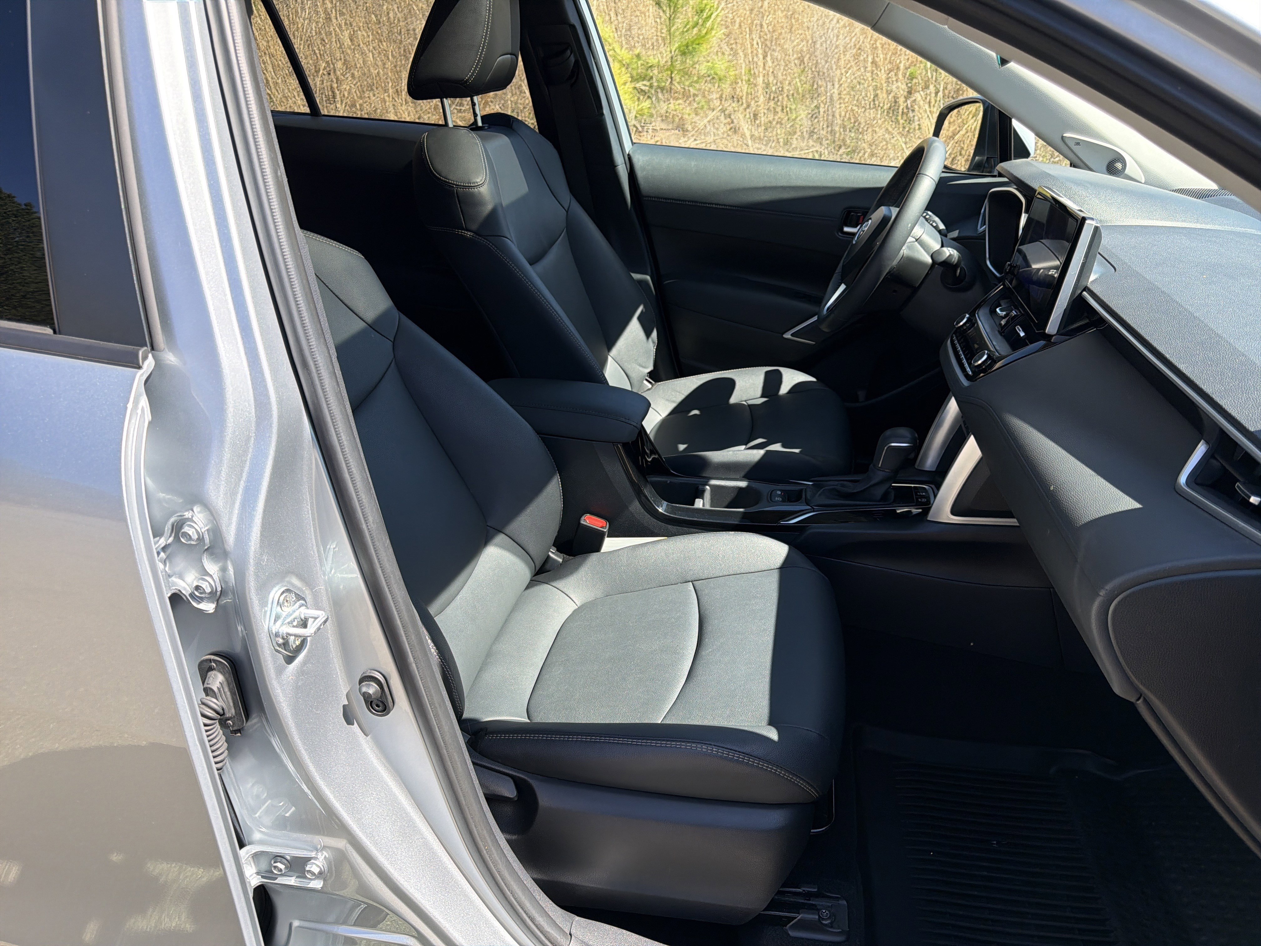 Used 2024 Toyota Corolla Cross XLE w/ Convenience Package image 13