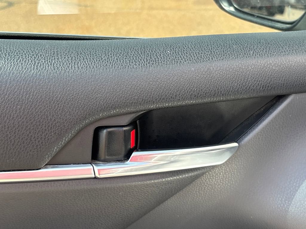 Used 2022 Toyota Camry LE image 9