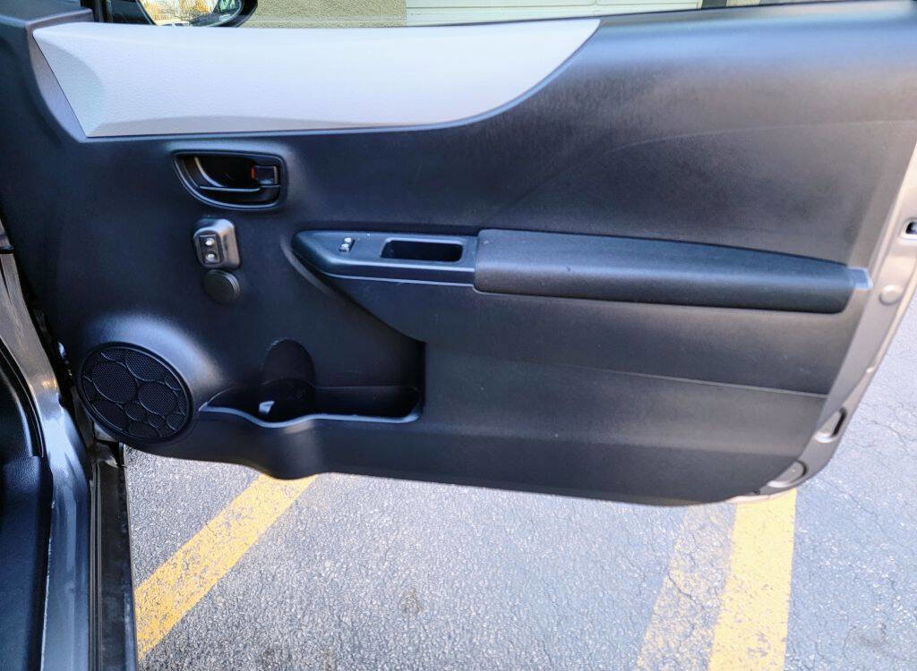 Used 2014 Toyota Yaris L image 21