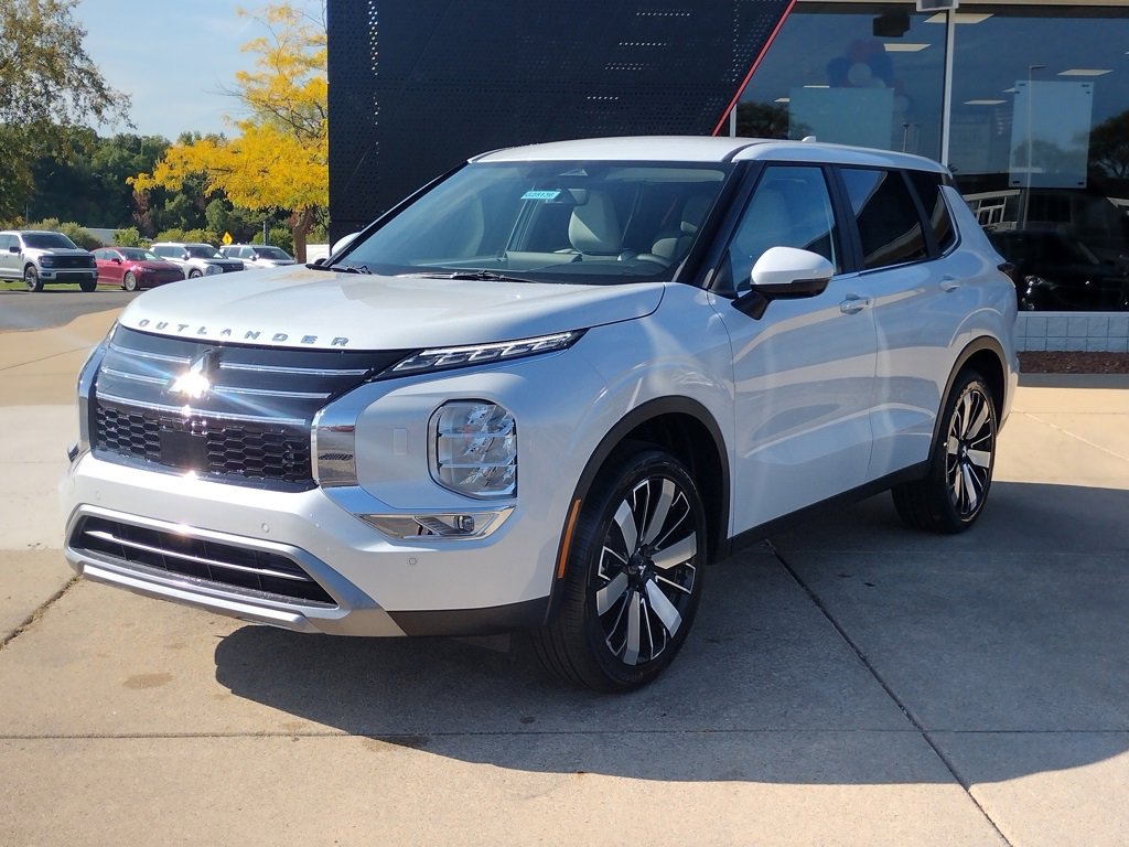 New 2025 Mitsubishi Outlander SE image 1