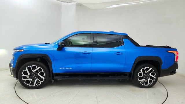 Used 2025 Chevrolet Silverado EV RST image 3