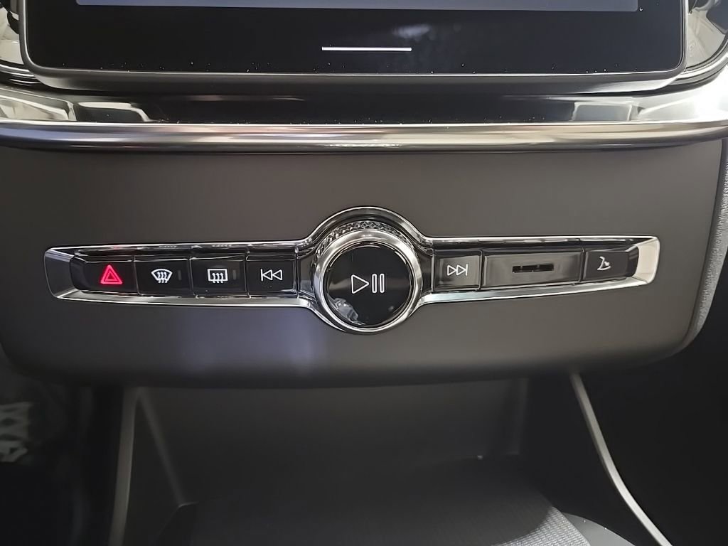 New 2026 Volvo XC90 T8 Plus w/ Protection Package Premier image 17