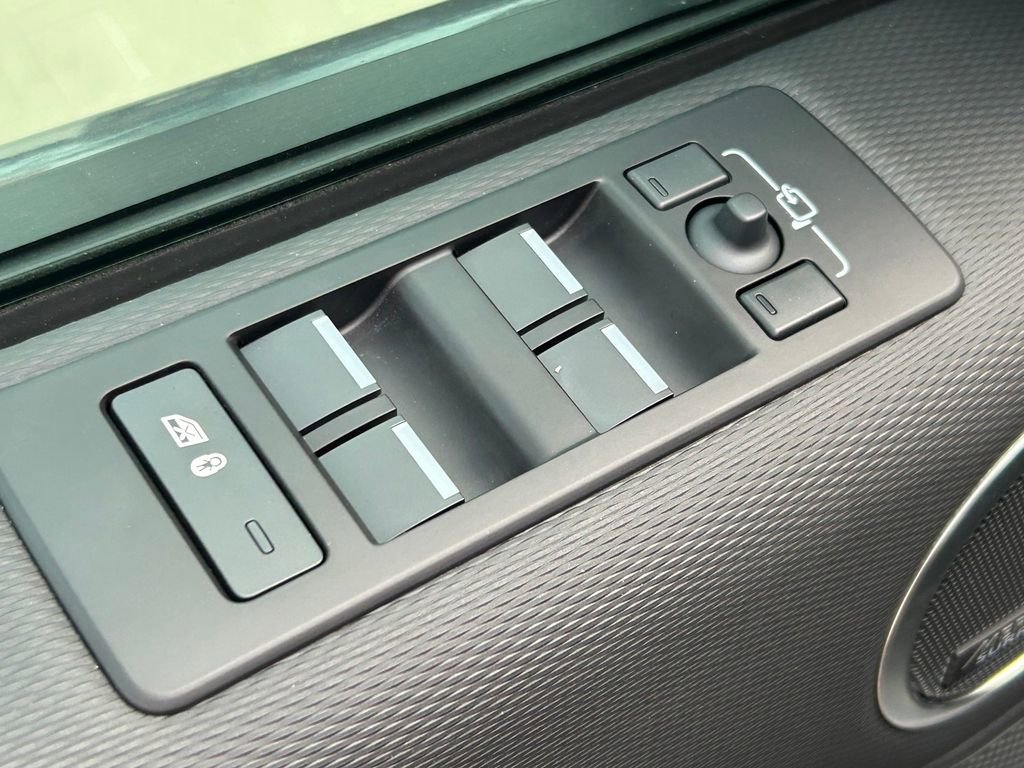 Used 2024 Land Rover Discovery Dynamic SE AWD/4WD image 26