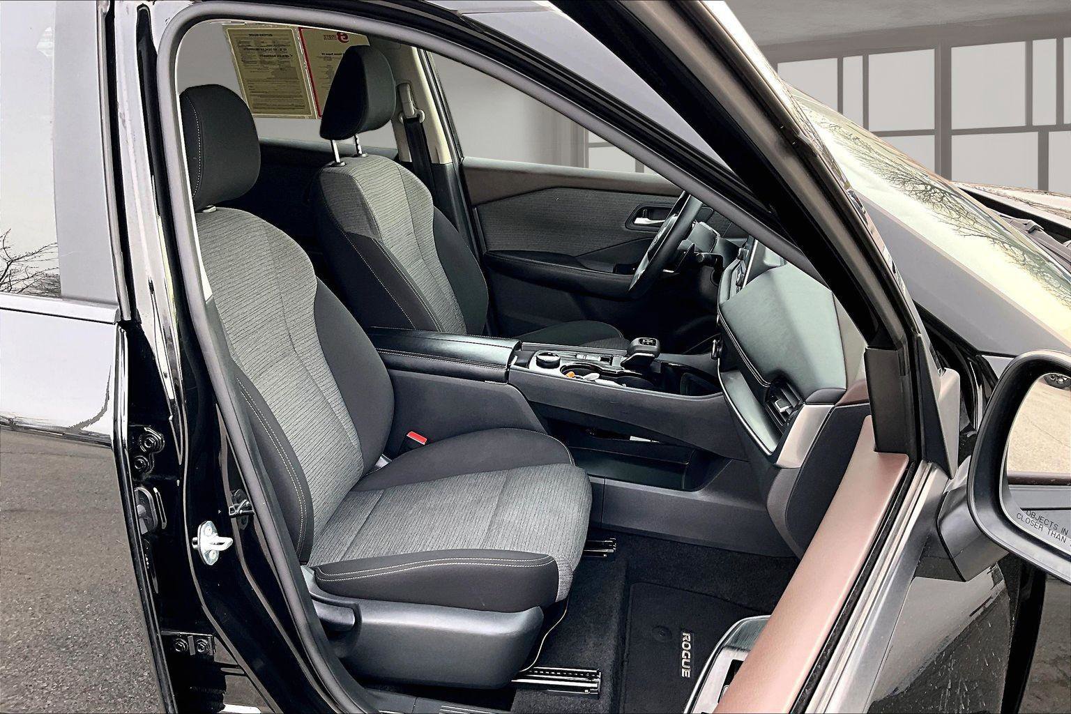 Used 2023 Nissan Rogue SV image 8