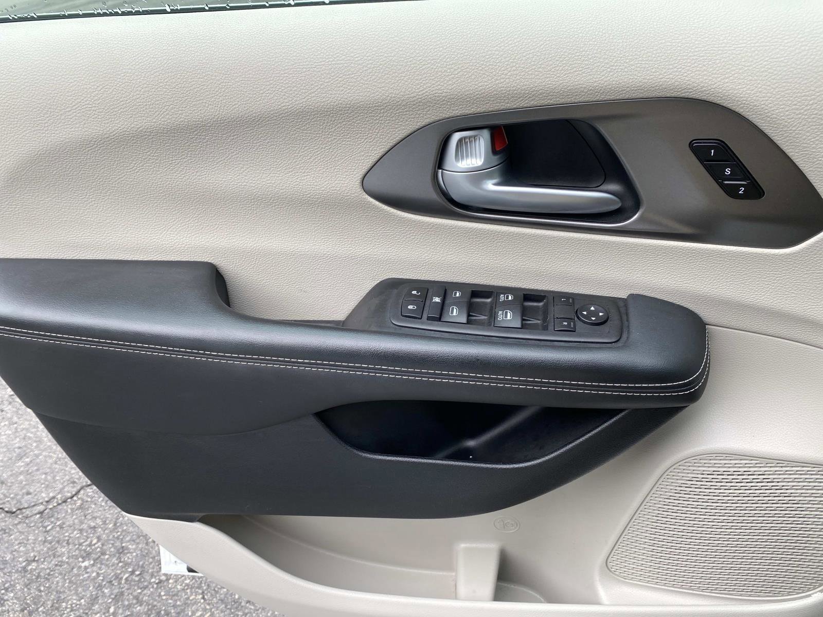 Used 2024 Chrysler Pacifica Touring-L FWD image 22