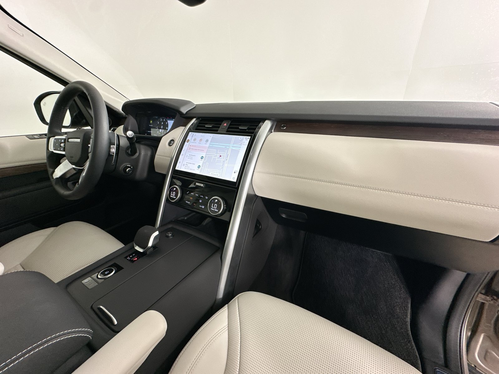 Used 2026 Land Rover Discovery Dynamic SE AWD/4WD image 46