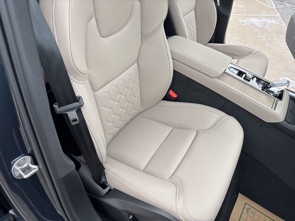 New 2026 Volvo XC90 B6 Plus w/ Protection Package Premier AWD/4WD image 44