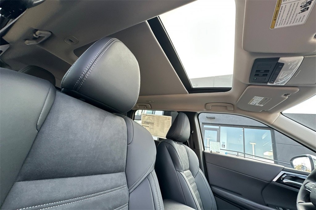 New 2025 Mitsubishi Outlander SE image 18