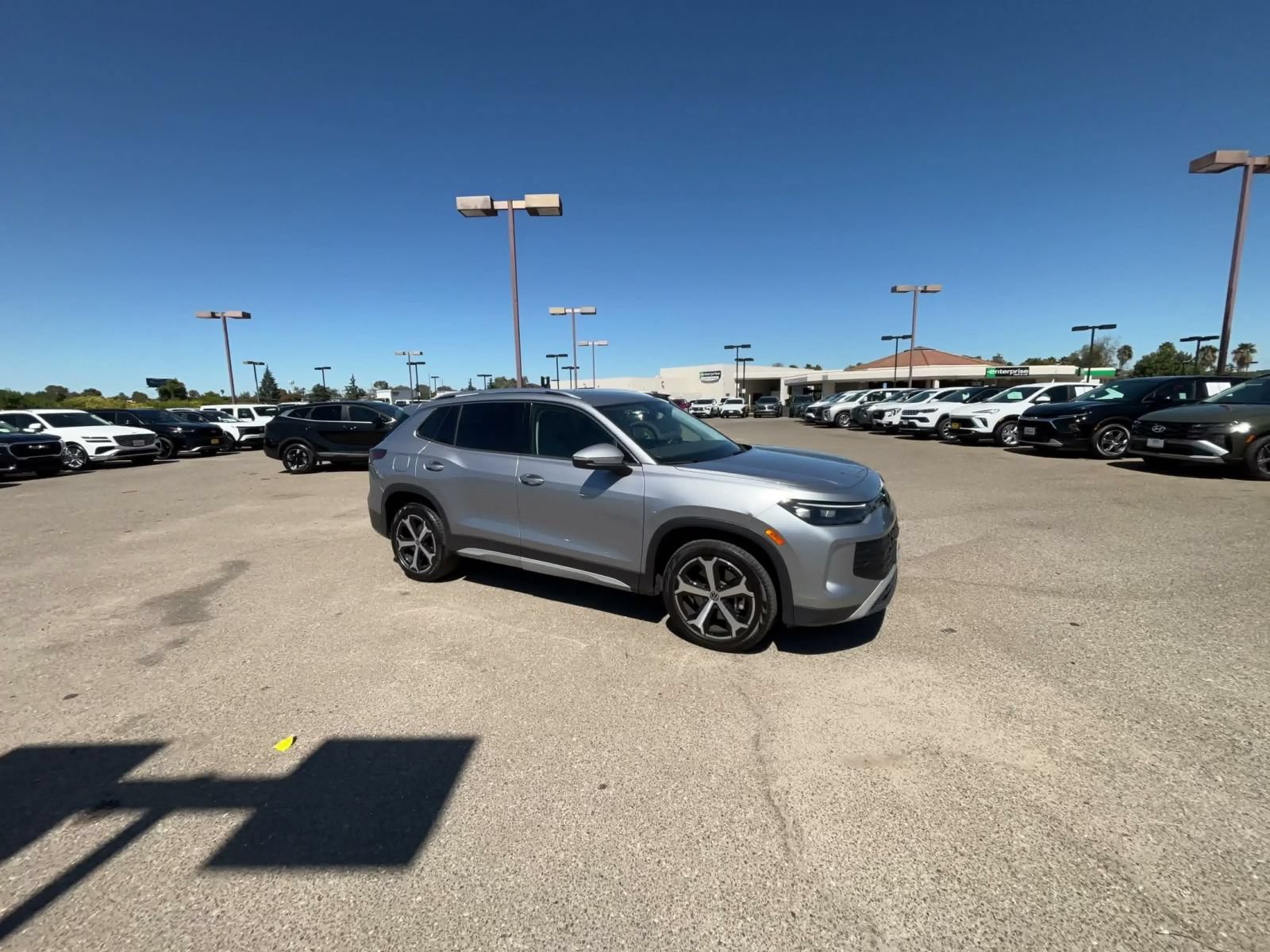 Used 2026 Volkswagen Tiguan SE AWD/4WD image 2