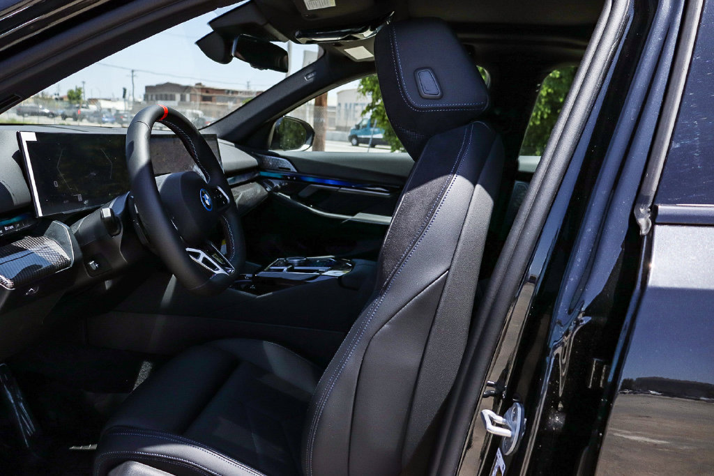 New 2026 BMW i5 M60 w/ M Sport Professional Package AWD/4WD image 18