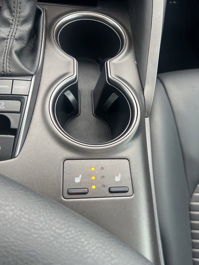 Used 2022 Toyota Camry SE w/ Cold Weather Package image 10