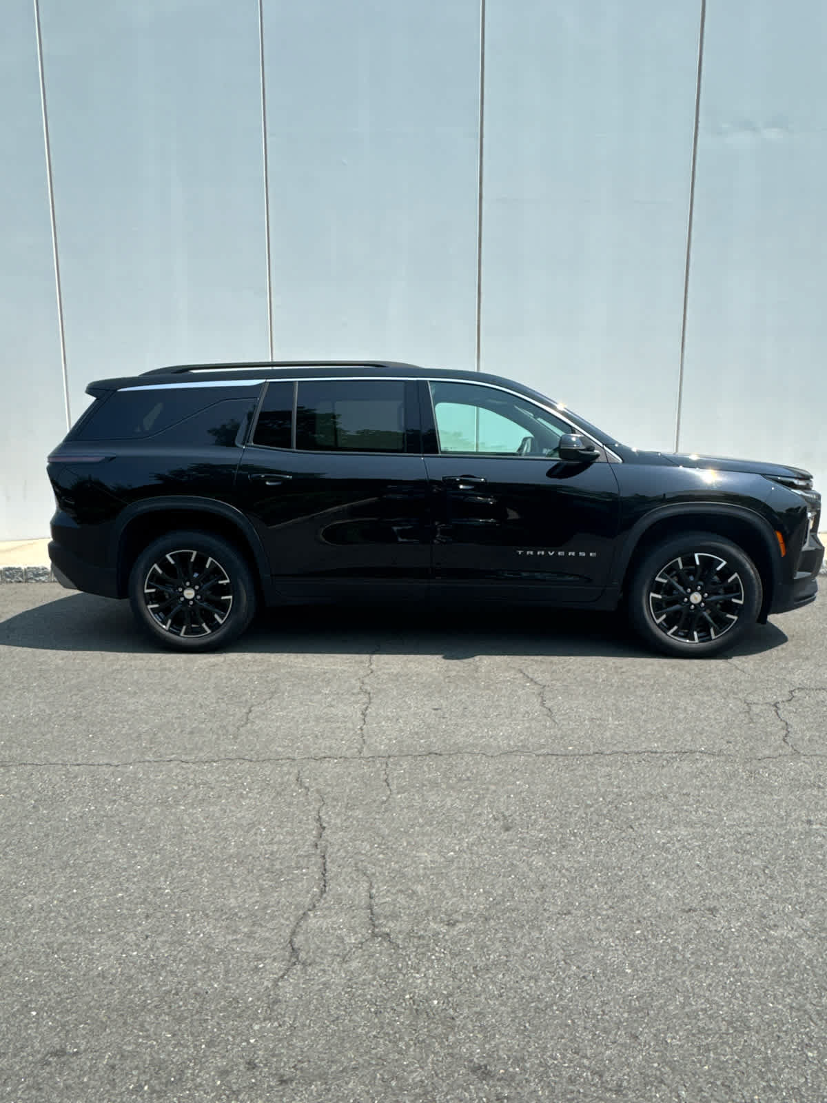 Used 2025 Chevrolet Traverse LT w/ Sun and Wheel Package FWD image 4
